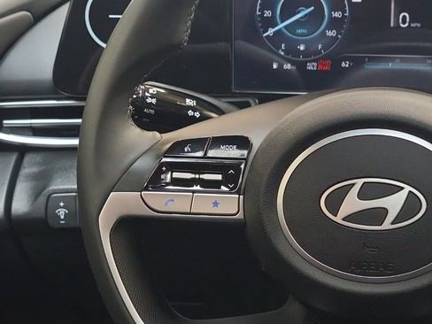 Certified 2025 Hyundai Elantra SEL image 17