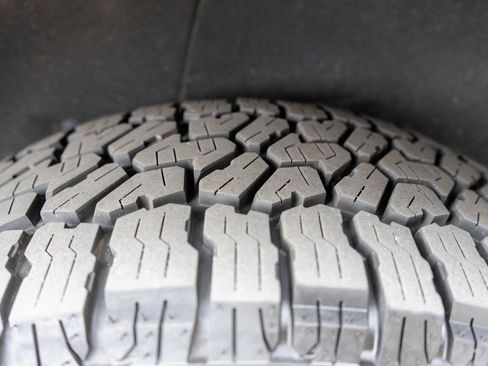 Used 2023 Chevrolet Suburban Z71 w/ Luxury Package image 35