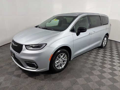 New 2026 Chrysler Pacifica Select image 3