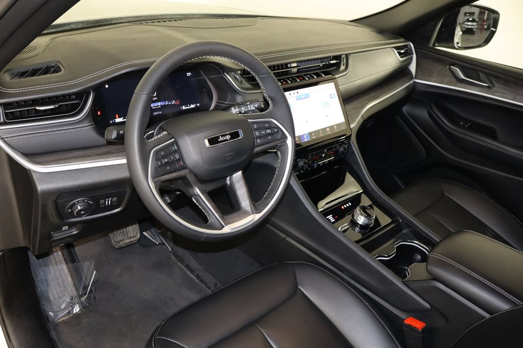 Used 2025 Jeep Grand Cherokee Limited AWD/4WD image 25