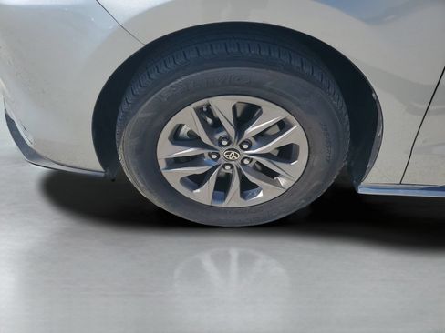 Used 2024 Toyota Sienna XLE FWD image 26