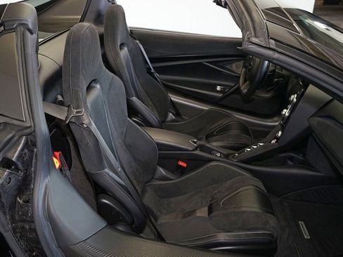 Used 2020 McLaren 720S Spider image 17