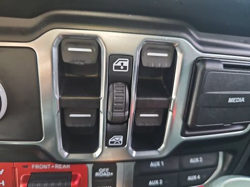 Used 2020 Jeep Gladiator Rubicon AWD/4WD image 26