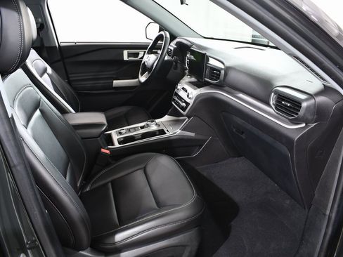 Used 2022 Ford Explorer XLT w/ Equipment Group 202A image 10