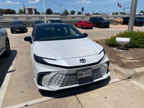 Used 2025 Toyota Camry XSE FWD image 2