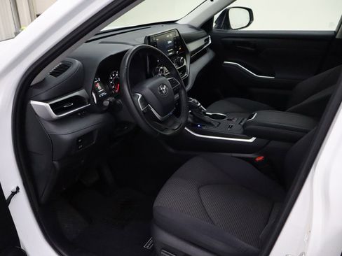 Used 2022 Toyota Highlander LE image 23