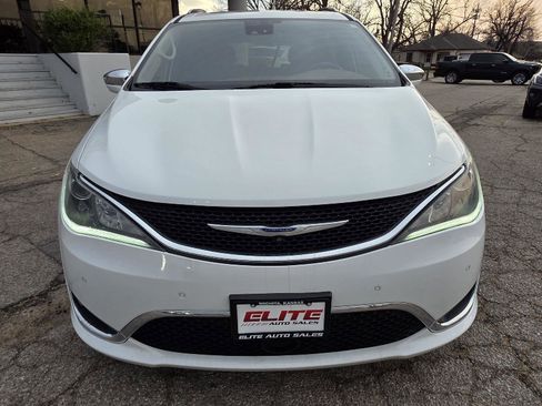 Used 2019 Chrysler Pacifica Limited w/ Advanced Safetytec Group image 2