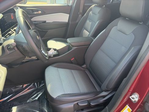 Used 2025 Chevrolet Trax LT w/ LT Convenience Package FWD image 11