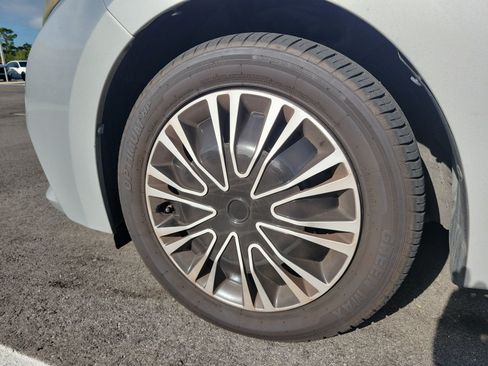 Used 2016 Toyota Corolla LE FWD image 6