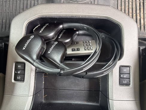 Used 2018 Toyota Sequoia Platinum image 21