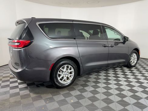 Used 2023 Chrysler Pacifica Touring-L image 7