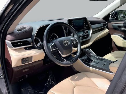 Used 2022 Toyota Highlander XLE FWD image 14