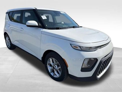 Used 2022 Kia Soul LX w/ Technology Package FWD image 2