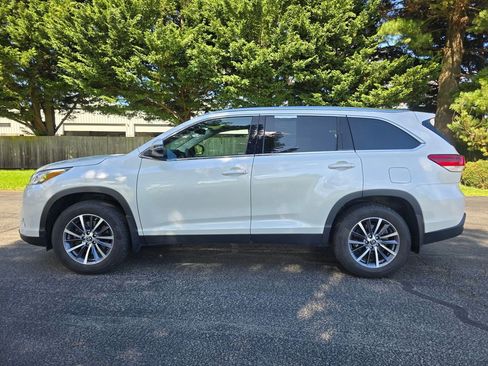 Used 2019 Toyota Highlander XLE image 3