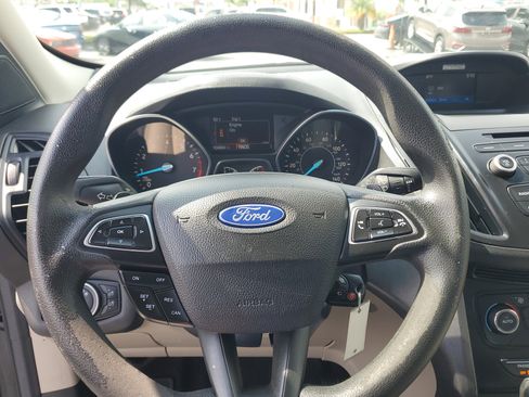 Used 2017 Ford Escape SE image 16