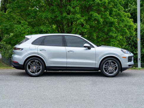 Certified 2024 Porsche Cayenne AWD/4WD image 8