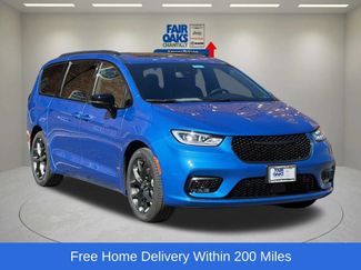 New 2026 Chrysler Pacifica Limited w/ Uconnect Theater Family Group FWD video 1