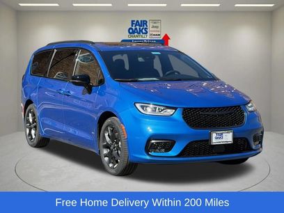 New 2026 Chrysler Pacifica Limited w/ Uconnect Theater Family Group