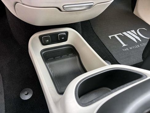 Used 2019 Chrysler Pacifica Limited w/ Advanced Safetytec Group image 24