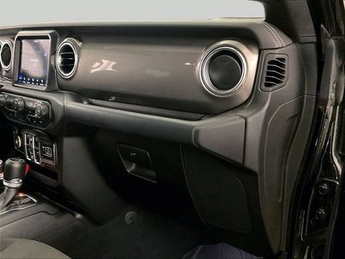 Used 2018 Jeep Wrangler Unlimited Sahara AWD/4WD image 15