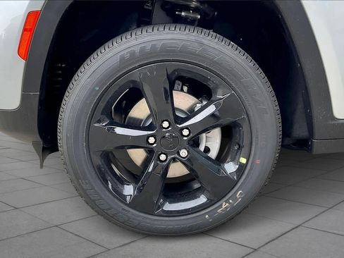 New 2025 Jeep Grand Cherokee Altitude image 11