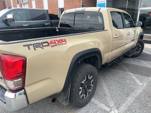Used 2017 Toyota Tacoma TRD Off-Road w/ Tow Package AWD/4WD image 3