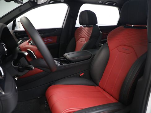New 2025 Bentley Bentayga Extended Wheelbase image 17