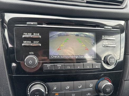 Used 2017 Nissan Rogue S image 10