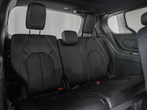 New 2026 Chrysler Pacifica Select image 30
