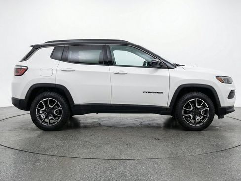 Used 2025 Jeep Compass Trailhawk AWD/4WD image 11