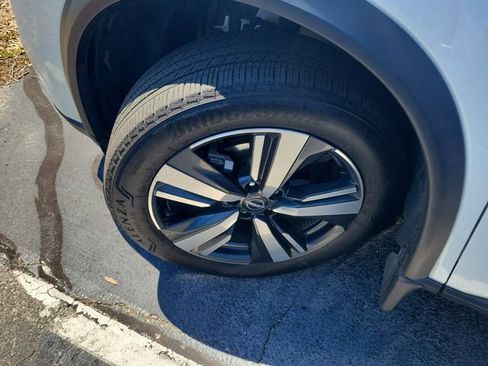 Used 2024 Nissan Rogue SL w/ SL Premium Package FWD image 5