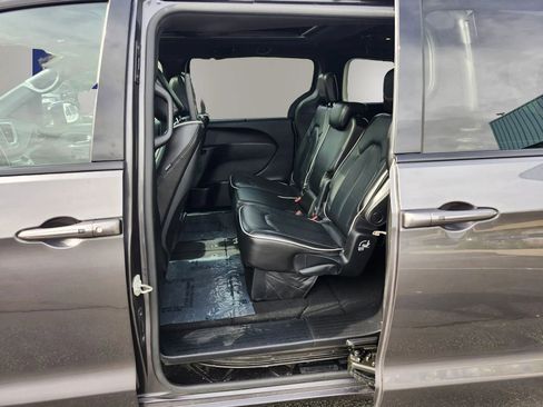 Used 2020 Chrysler Pacifica Limited w/ S Appearance Package FWD image 26