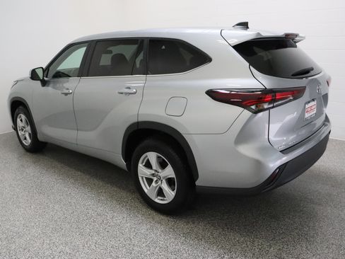 Certified 2025 Toyota Highlander LE FWD image 9