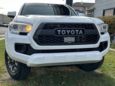 Used 2022 Toyota Tacoma SR AWD/4WD image 4