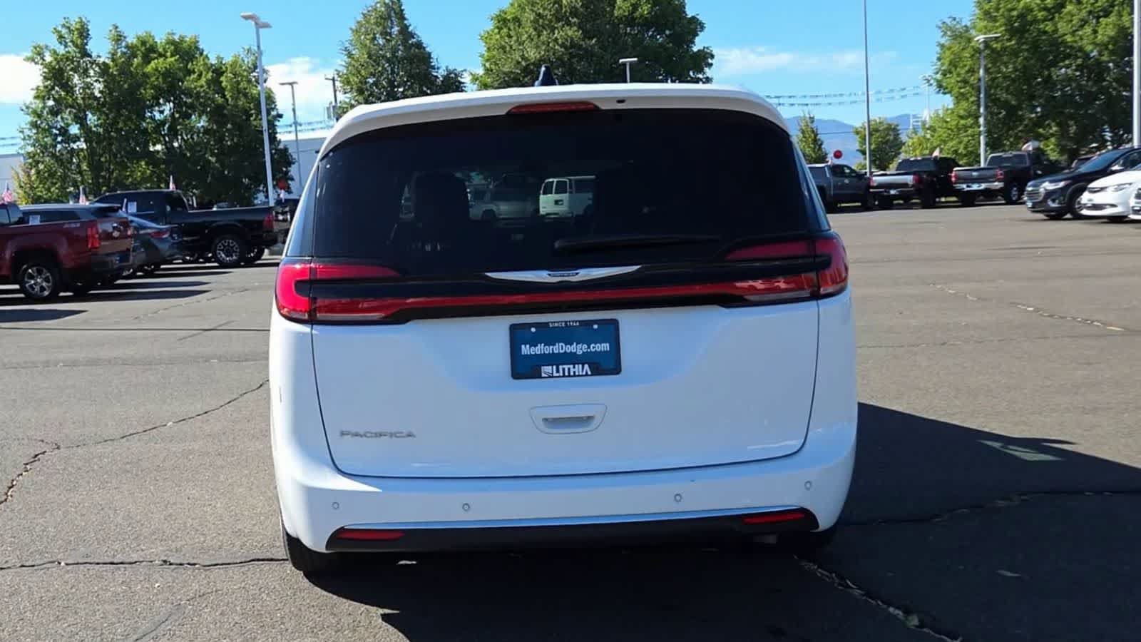 Certified 2025 Chrysler Pacifica Select FWD image 7