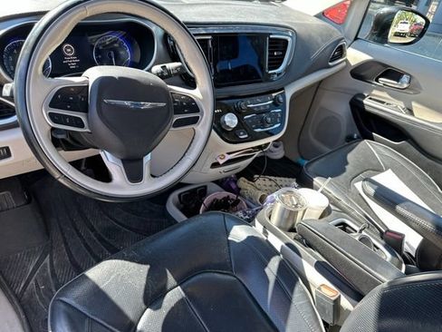 Used 2018 Chrysler Pacifica Limited w/ Tire & Wheel Group FWD image 14