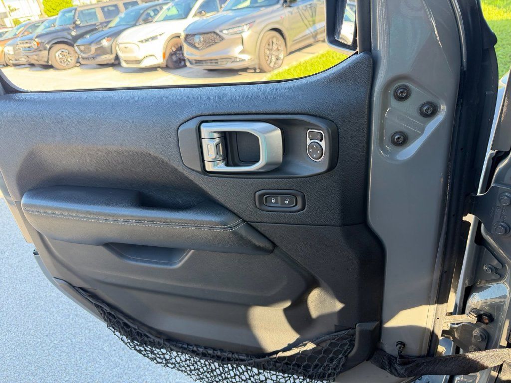 Used 2018 Jeep Wrangler Unlimited Sahara w/ LED Lighting Group AWD/4WD image 18