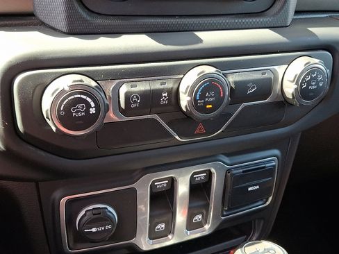 Used 2018 Jeep Wrangler Sport image 15