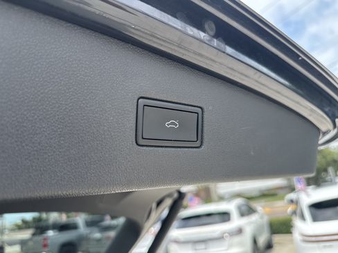 Certified 2022 Volkswagen Tiguan SE w/ Panoramic Sunroof Package FWD image 12