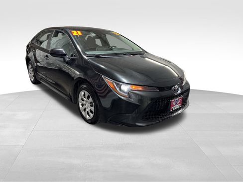 Used 2021 Toyota Corolla LE image 3