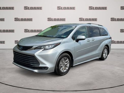 Used 2022 Toyota Sienna LE FWD image 1