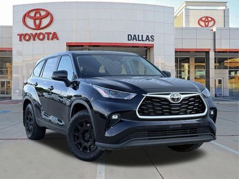Used 2023 Toyota Highlander LE image 1
