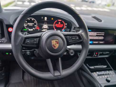 Used 2025 Porsche Cayenne image 13