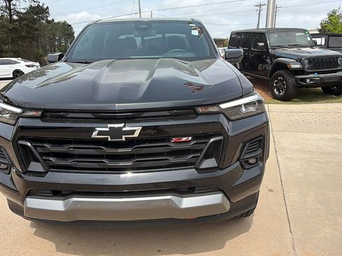 Used 2023 Chevrolet Colorado Z71 w/ Z71 Convenience Package 2 image 3