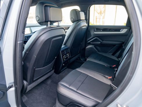 Used 2025 Porsche Cayenne image 23