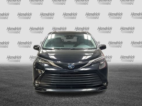 Used 2025 Toyota Sienna XLE FWD image 3