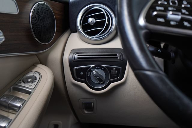 Used 2021 Mercedes-Benz GLC 300 4MATIC image 17