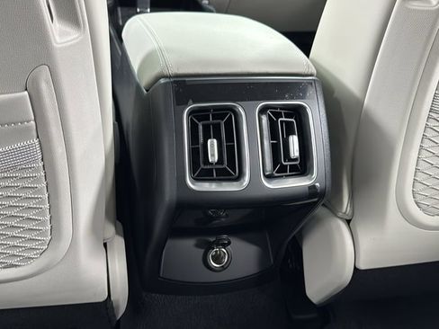 Used 2025 Kia Sorento S image 32