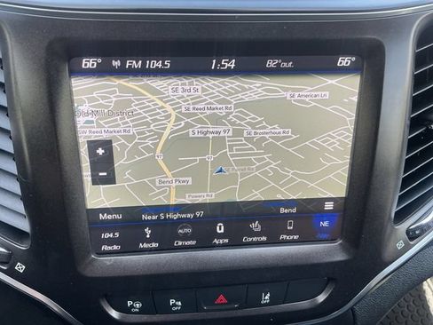 Used 2019 Jeep Cherokee Trailhawk AWD/4WD image 21