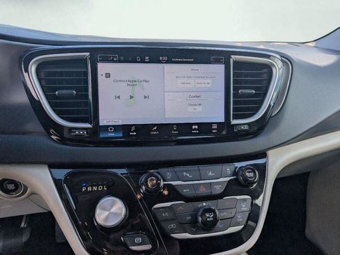 Used 2023 Chrysler Pacifica Touring-L FWD image 31